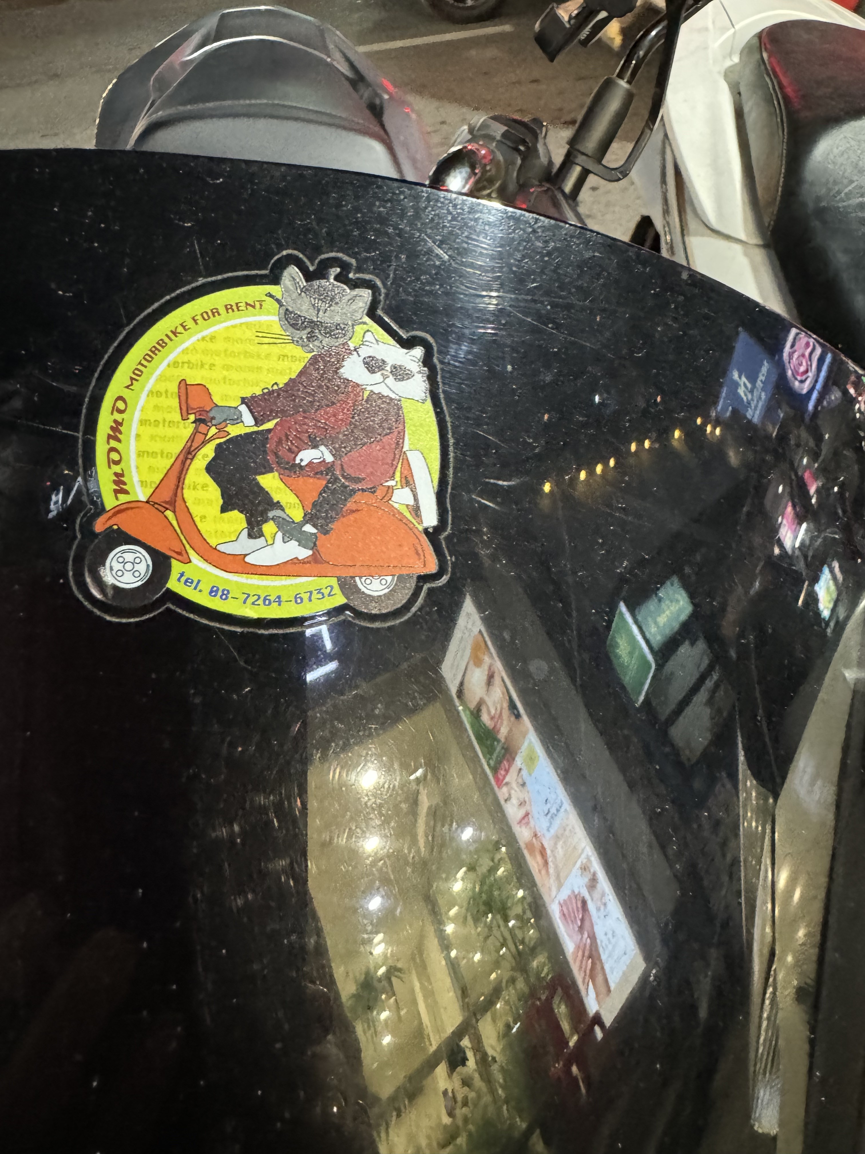 A Patong, sur un pare-brise de scooter