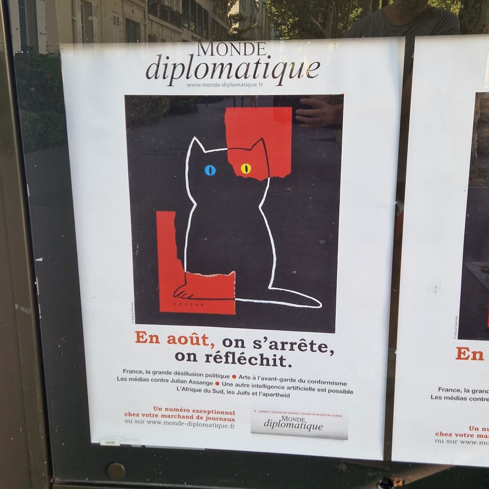 Sur un kiosque à Paris